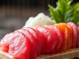 新鮮な刺身が盛り付けられたお皿