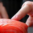 魚を品定めする職人の手元。